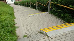 stopnice Interdiskont - rumeni trakovi 2
